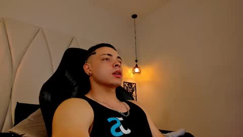 Snapshot of maxwell_dupont chatting on February 4, 12:40 am MAX online show from February 4, 12:40 am