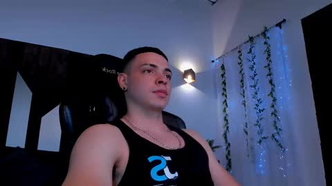 Snapshot of maxwell_dupont chatting on February 6, 12:43 am MAX online show from February 6, 12:43 am