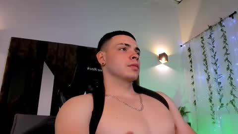 Snapshot of maxwell_dupont chatting on February 7, 3:01 am MAX online show from February 7, 3:01 am