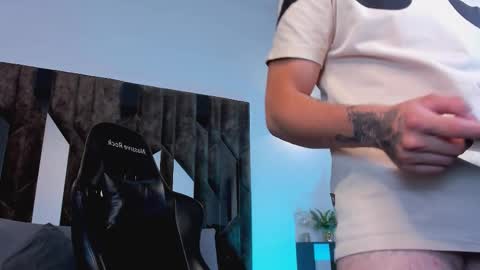 Snapshot of maxwell_dupont chatting on February 9, 9:17 pm MAX online show from February 9, 9:17 pm