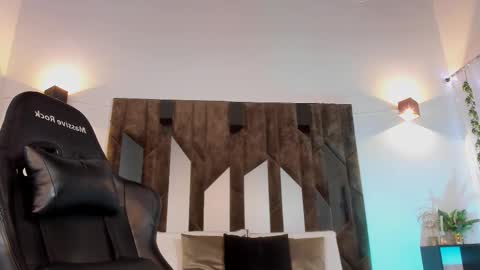 Snapshot of maxwell_dupont chatting on February 13, 10:12 am MAX online show from February 13, 10:12 am