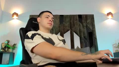 Snapshot of maxwell_dupont chatting on February 14, 2:39 am MAX online show from February 14, 2:39 am