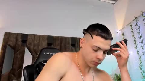 Snapshot of maxwell_dupont chatting on February 15, 11:14 pm MAX online show from February 15, 11:14 pm