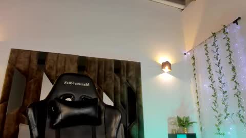 Snapshot of maxwell_dupont chatting on February 18, 12:59 am MAX online show from February 18, 12:59 am