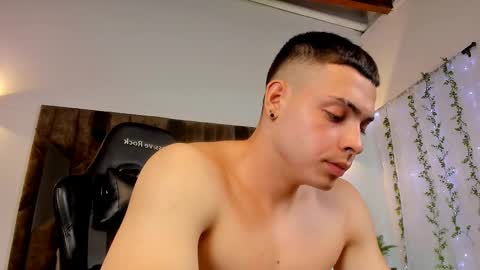 Snapshot of maxwell_dupont chatting on February 18, 4:15 am MAX online show from February 18, 4:15 am