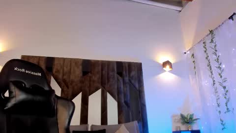 Snapshot of maxwell_dupont chatting on February 21, 2:28 am MAX online show from February 21, 2:28 am