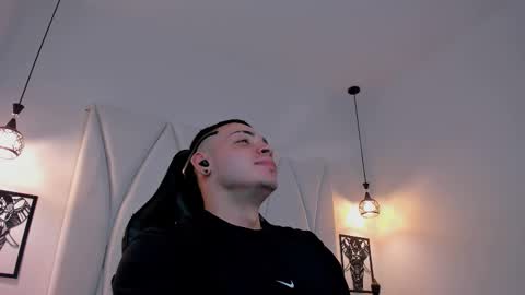 Snapshot of maxwell_dupont chatting on February 21, 7:54 pm MAX online show from February 21, 7:54 pm