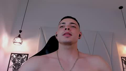 Snapshot of maxwell_dupont chatting on February 21, 11:21 pm MAX online show from February 21, 11:21 pm