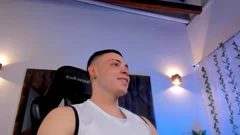 Snapshot of maxwell_dupont chatting on February 22, 9:04 pm MAX online show from February 22, 9:04 pm