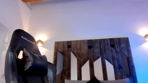 Snapshot of maxwell_dupont chatting on February 23, 12:08 am MAX online show from February 23, 12:08 am