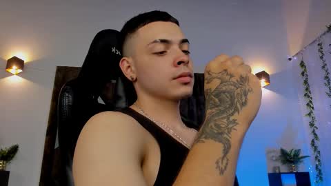 Snapshot of maxwell_dupont chatting on February 23, 9:37 pm MAX online show from February 23, 9:37 pm