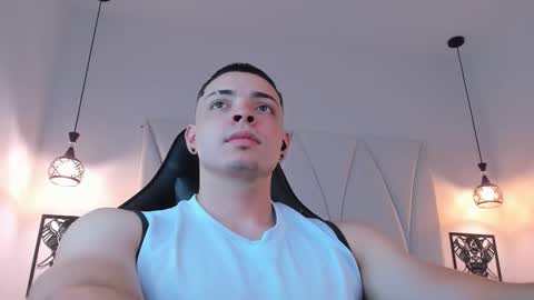 Snapshot of maxwell_dupont chatting on February 25, 9:13 pm MAX online show from February 25, 9:13 pm