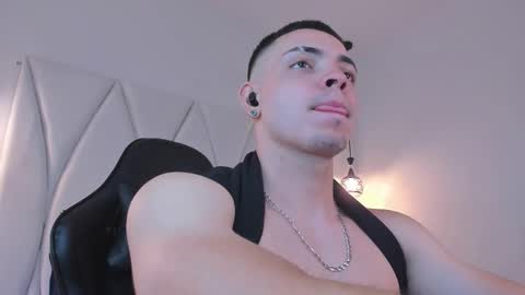 Snapshot of maxwell_dupont chatting on February 26, 12:16 am MAX online show from February 26, 12:16 am