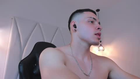 Snapshot of maxwell_dupont chatting on February 26, 3:21 am MAX online show from February 26, 3:21 am