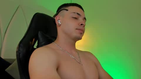 Snapshot of maxwell_dupont chatting on March 6, 10:47 pm MAX online show from March 6, 10:47 pm