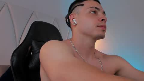 Snapshot of maxwell_dupont chatting on March 7, 11:16 pm MAX online show from March 7, 11:16 pm