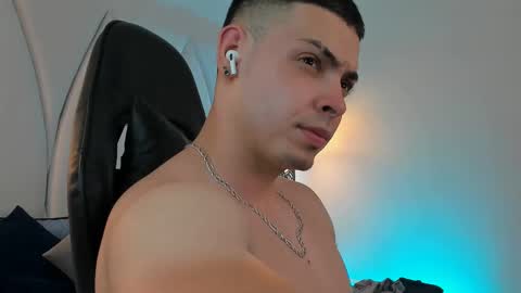 Snapshot of maxwell_dupont chatting on March 8, 9:51 pm MAX online show from March 8, 9:51 pm