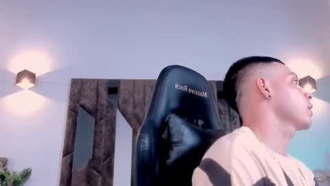 Snapshot of maxwell_dupont chatting on March 9, 8:52 pm MAX online show from March 9, 8:52 pm