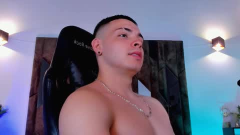 Snapshot of maxwell_dupont chatting on March 10, 3:01 am MAX online show from March 10, 3:01 am