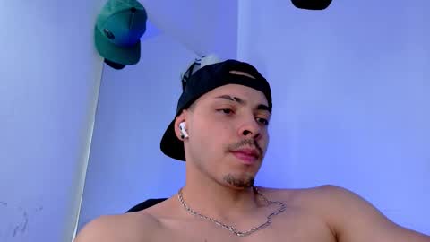 Snapshot of maxwell_dupont chatting on September 22, 8:33 pm MAX online show from September 22, 8:33 pm