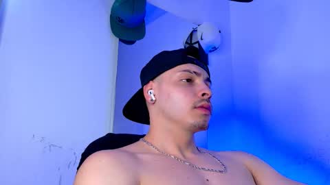 Snapshot of maxwell_dupont chatting on September 23, 9:51 pm MAX online show from September 23, 9:51 pm