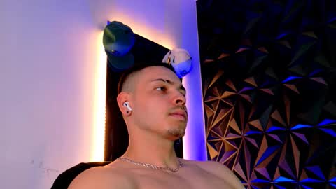 Snapshot of maxwell_dupont chatting on October 19, 1:06 am MAX online show from October 19, 1:06 am