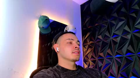 Snapshot of maxwell_dupont chatting on October 28, 3:04 pm MAX online show from October 28, 3:04 pm