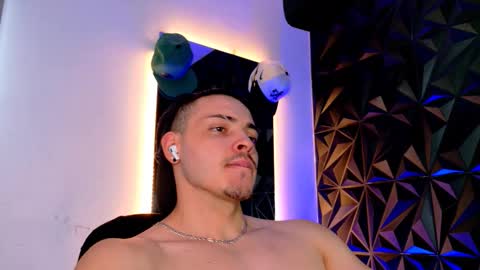 Snapshot of maxwell_dupont chatting on November 2, 10:23 pm MAX online show from November 2, 10:23 pm