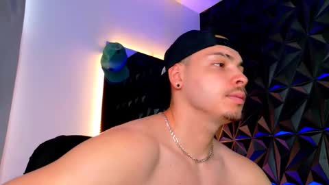 Snapshot of maxwell_dupont chatting on November 3, 8:10 pm MAX online show from November 3, 8:10 pm