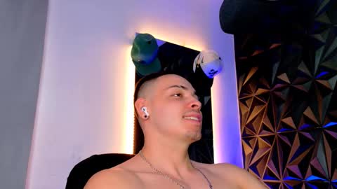 Snapshot of maxwell_dupont chatting on November 4, 9:58 pm MAX online show from November 4, 9:58 pm