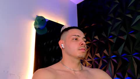 Snapshot of maxwell_dupont chatting on November 5, 9:59 pm MAX online show from November 5, 9:59 pm