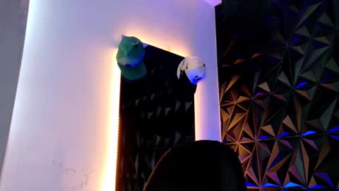 Snapshot of maxwell_dupont chatting on November 13, 8:19 pm MAX online show from November 13, 8:19 pm