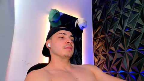 Snapshot of maxwell_dupont chatting on November 17, 9:20 pm MAX online show from November 17, 9:20 pm