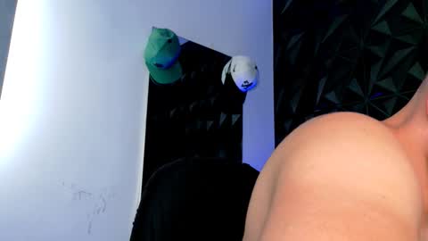 Snapshot of maxwell_dupont chatting on November 19, 8:42 pm MAX online show from November 19, 8:42 pm