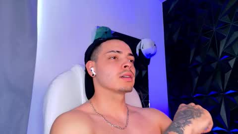 Snapshot of maxwell_dupont chatting on December 13, 7:53 pm MAX online show from December 13, 7:53 pm