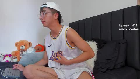 Snapshot of maxx_cortes chatting on February 2, 4:11 pm maxx_cortes online show from February 2, 4:11 pm