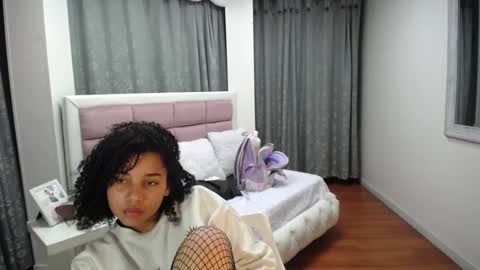 Snapshot of mayaa_ross chatting on December 15, 6:18 am Maya online show from December 15, 6:18 am