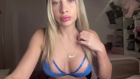Snapshot of mayabianchi chatting on July 7, 9:52 pm Maya Bianchi online show from July 7, 9:52 pm