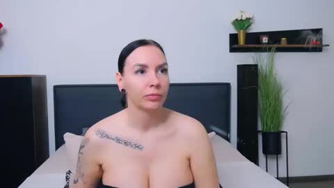 Snapshot of mayacruise chatting on October 29, 9:00 am MayaCruise online show from October 29, 9:00 am