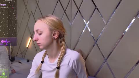 Maya online show from December 17, 5:24 am