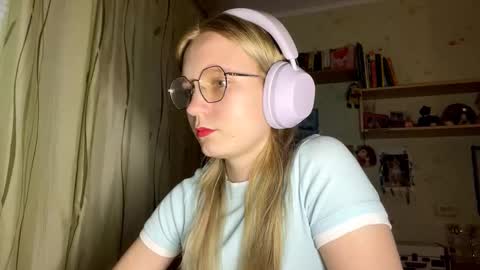 Snapshot of maybelleensminger chatting on September 27, 2:33 pm Lola online show from September 27, 2:33 pm