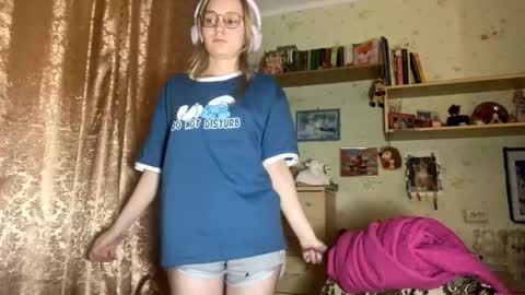 Snapshot of maybelleensminger chatting on October 4, 5:44 pm Lola online show from October 4, 5:44 pm