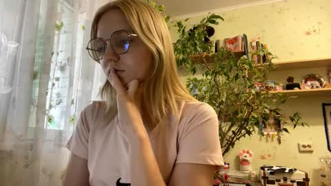 Snapshot of maybelleensminger chatting on October 10, 11:09 am Lola online show from October 10, 11:09 am