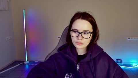 maybloom_ online show from February 2, 6:12 am