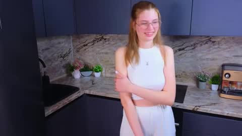 Snapshot of maydabarrick chatting on February 11, 12:05 pm Mia online show from February 11, 12:05 pm