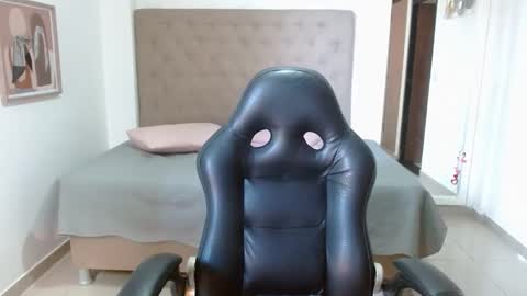 Snapshot of maydivaxox chatting on December 4, 6:27 pm MAYA online show from December 4, 6:27 pm