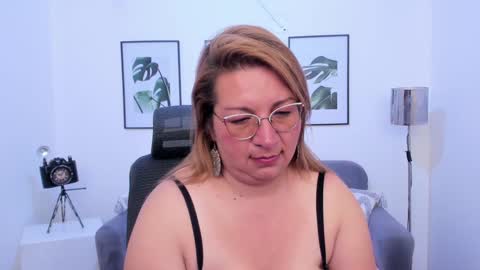 Snapshot of maylinleee chatting on February 8, 2:04 am Mailyn online show from February 8, 2:04 am