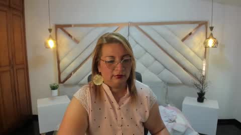 Snapshot of maylinleee chatting on March 8, 9:29 pm Mailyn online show from March 8, 9:29 pm