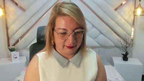 Snapshot of maylinleee chatting on March 11, 11:44 am Mailyn online show from March 11, 11:44 am