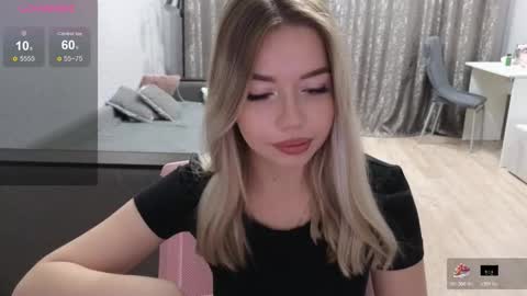 Snapshot of maymallorie chatting on October 25, 11:43 pm may online show from October 25, 11:43 pm